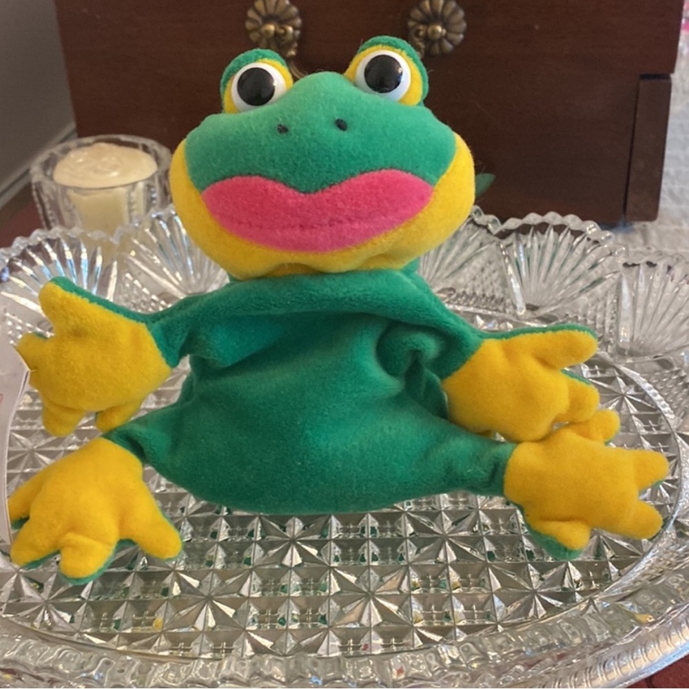 Cuddly Creatures By Alex VTG Croakella Frog Plush Beanie Green Pink Yellow OS